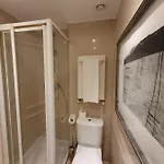 Homestay Private Room & Ensuite Bathroom In Stylish Shared Apartment - River View, Beach & Lisbon Accesss Almada
