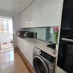 Private Room & Ensuite Bathroom In Stylish Shared Apartment - River View, Beach & Lisbon Accesss