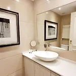 Private Room & Ensuite Bathroom In Stylish Shared Apartment - River View, Beach & Lisbon Accesss