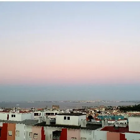 Private & Ensuite Bathroom In Stylish Shared - River View, & Lisbon Accesss Privatunterkunft *