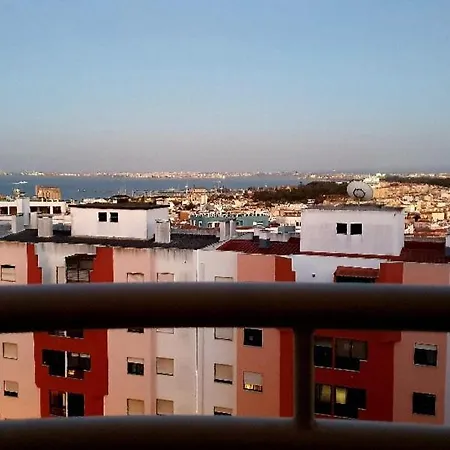 Private Room & Ensuite Bathroom In Stylish Shared Apartment - River View, Beach & Lisbon Accesss *