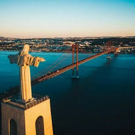 River View & Close To The - Em