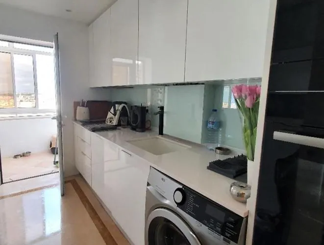 River View & Close To The - Em